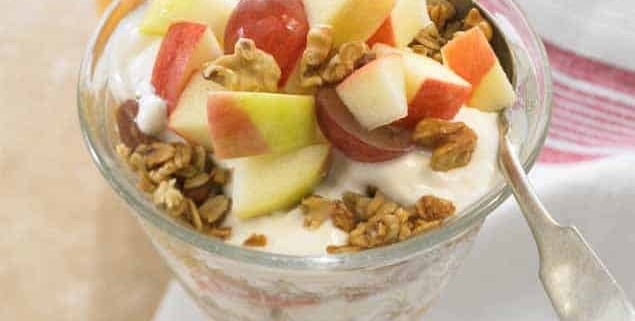 muesli y frutas con yogur