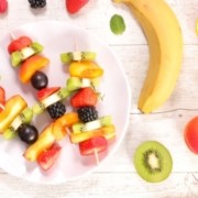 brochetas de frutas para niños
